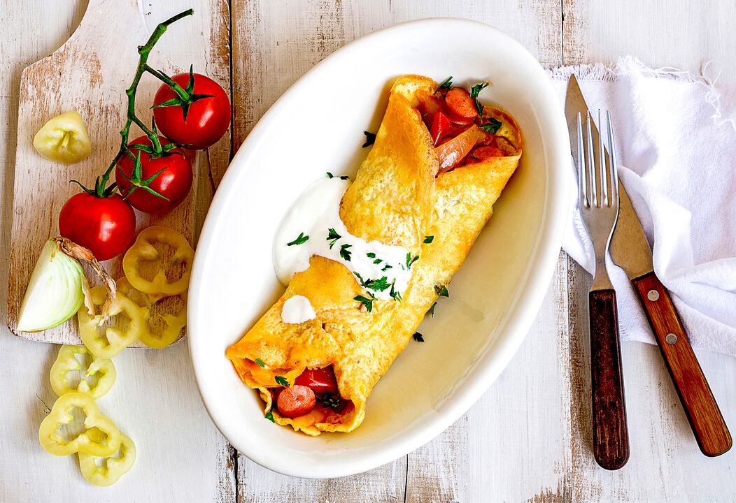 Na raňajky si tí, ktorí chudnú na keto diéte, dajú omeletu so syrom, zeleninou a šunkou