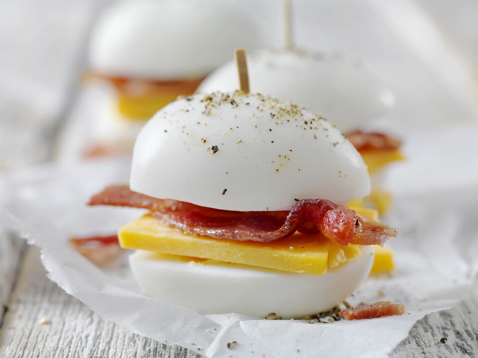 Vajíčko so syrom a slaninou - výdatné občerstvenie v diéte ketogénnej diéty